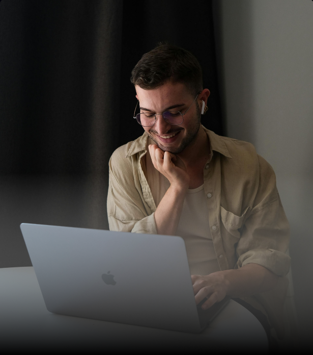 Homem com fones de ouvido participando de uma conversa online pelo notebook